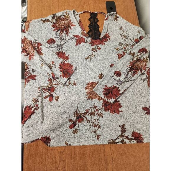 Maurices 2x Floral Twist Back V Neck Tee (R) - Picture 2 of 8